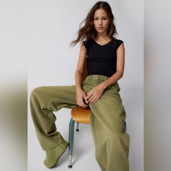 NWOT BDG Urban Outfitters V-Neck Cropped Tee - Picture 4 of 5